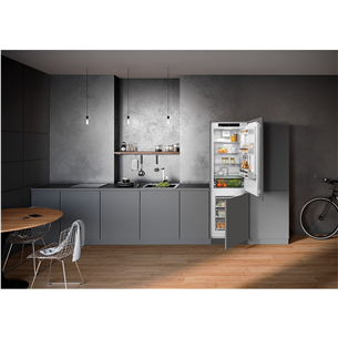 Liebherr, NoFrost, 253 L, height 177 cm - Built-in refrigerator